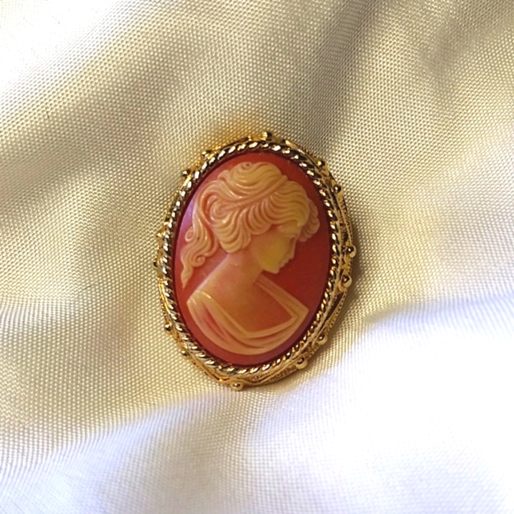 Sarah Coventry Cameo Brooch/Pendant